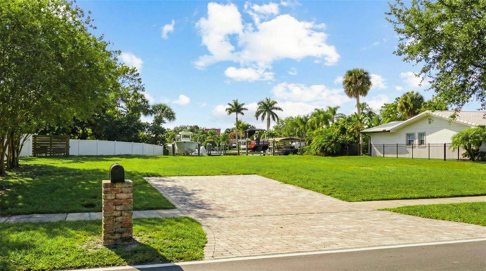 3904 Dana Shores Dr Property Photo 3