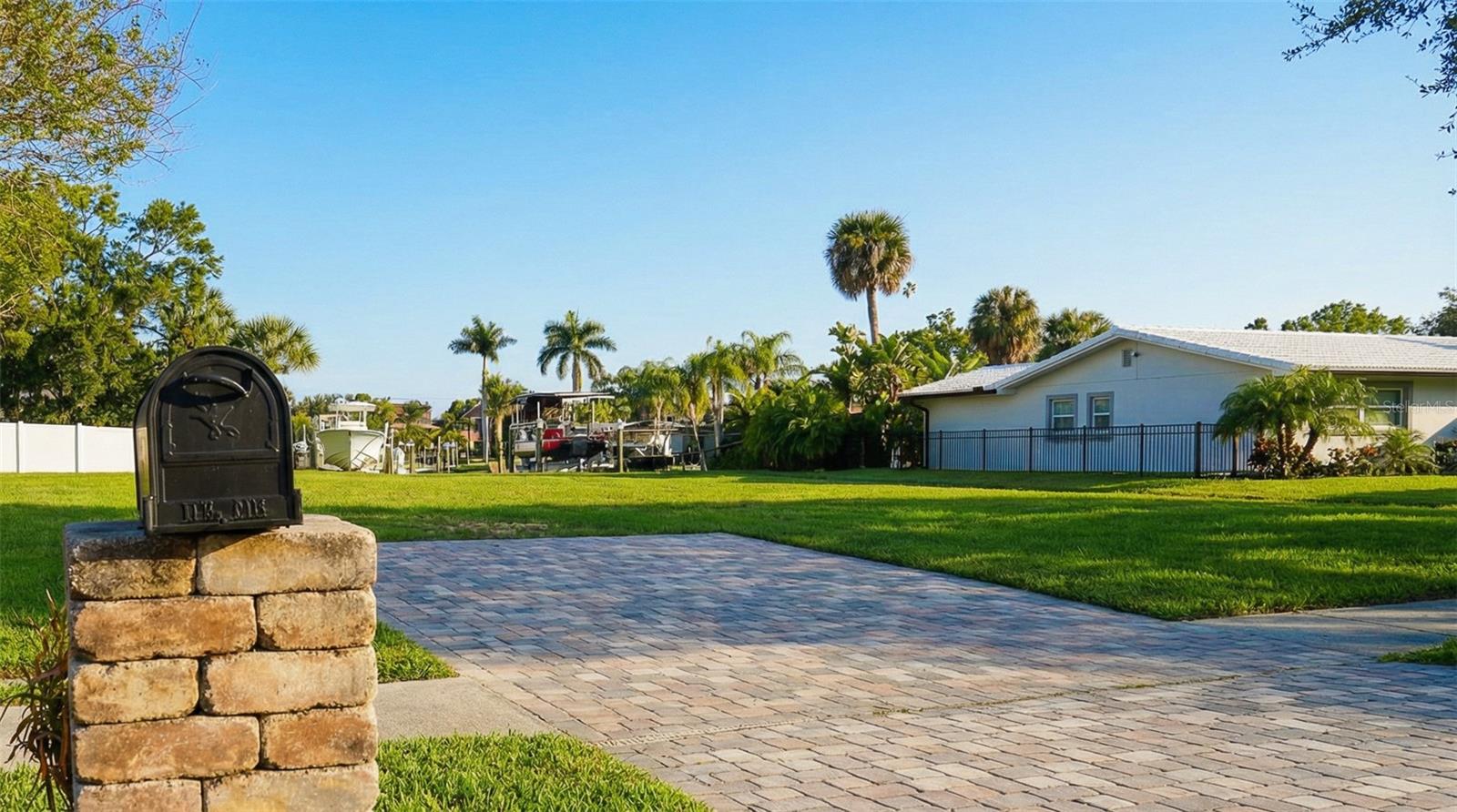 3904 Dana Shores Dr Property Photo 8