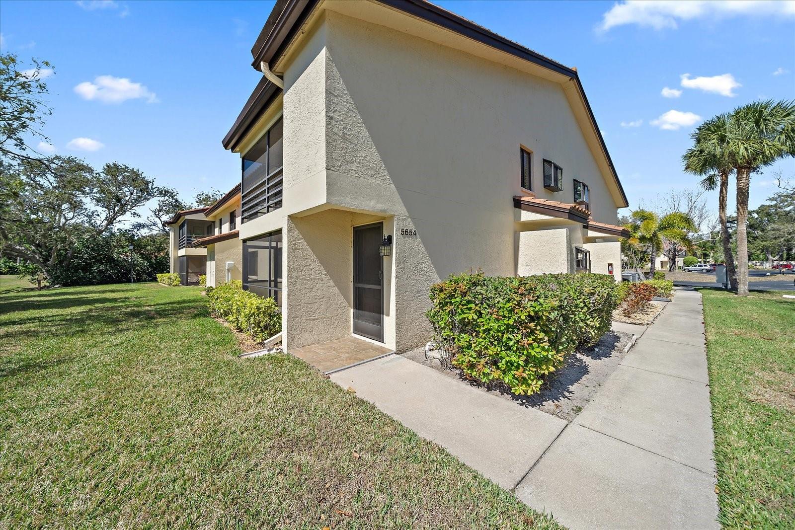 5654 Gardens Dr Property Photo 1