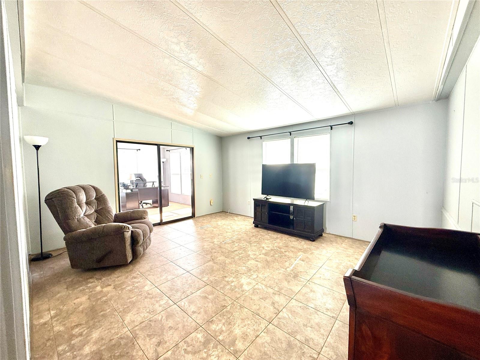 225 N Saint Thomas Cir Property Photo 3