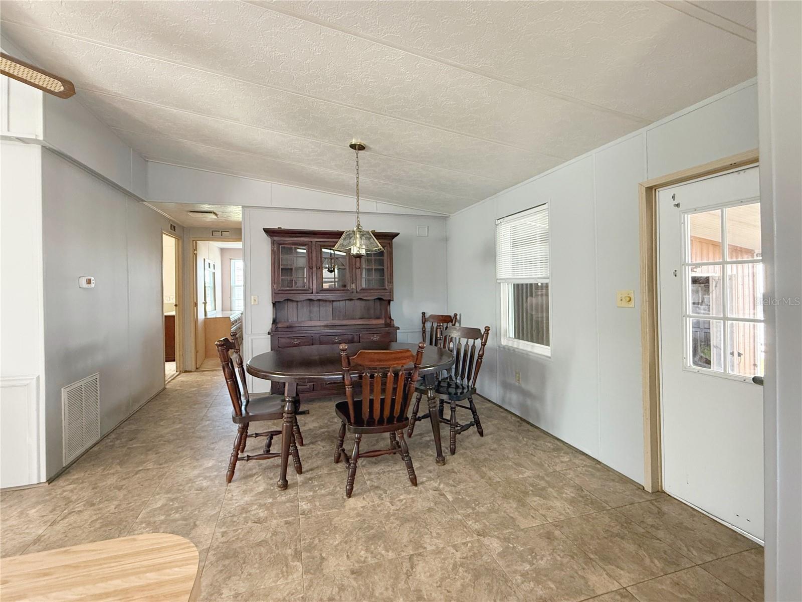 225 N Saint Thomas Cir Property Photo 6