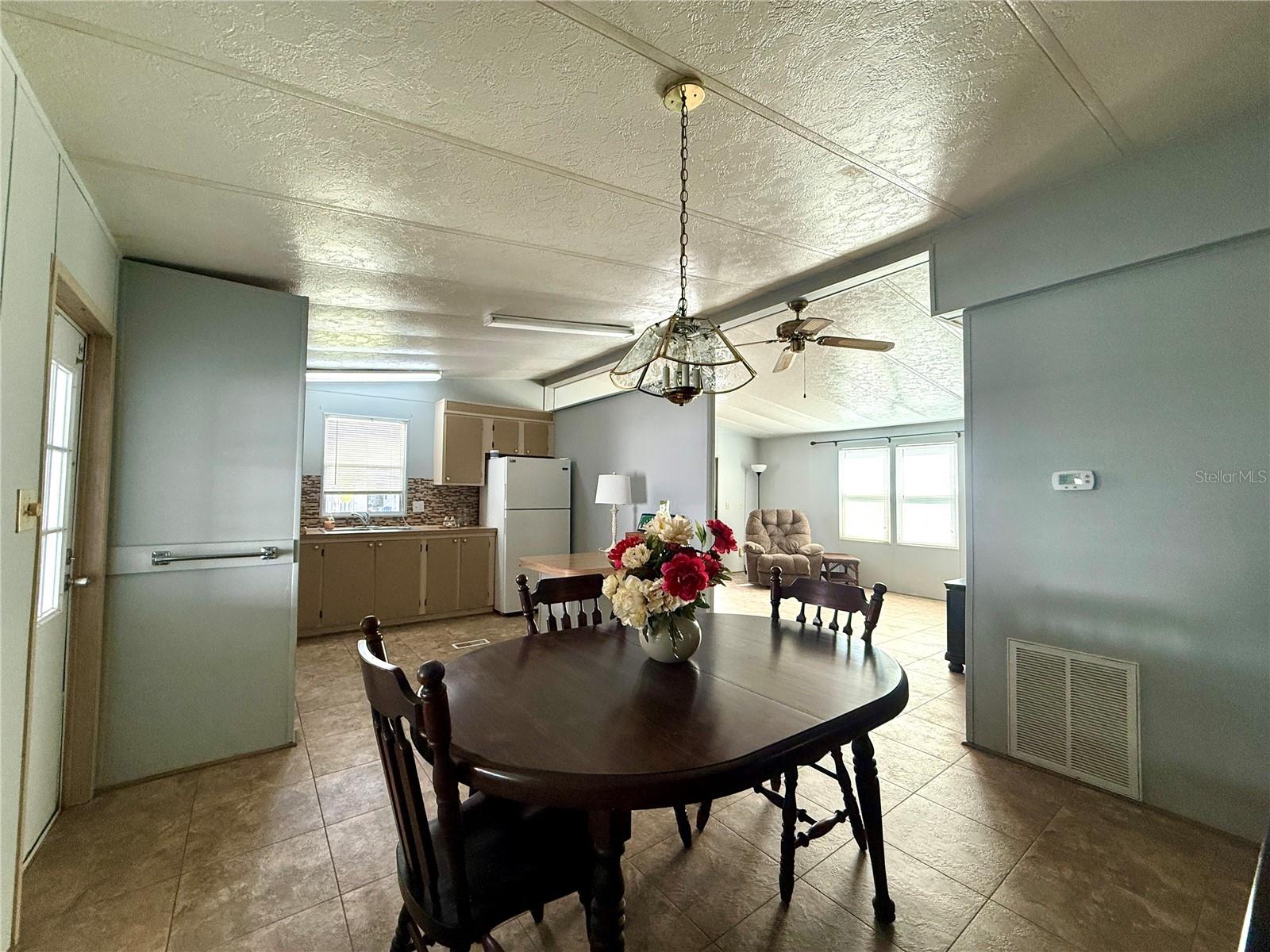 225 N Saint Thomas Cir Property Photo 6