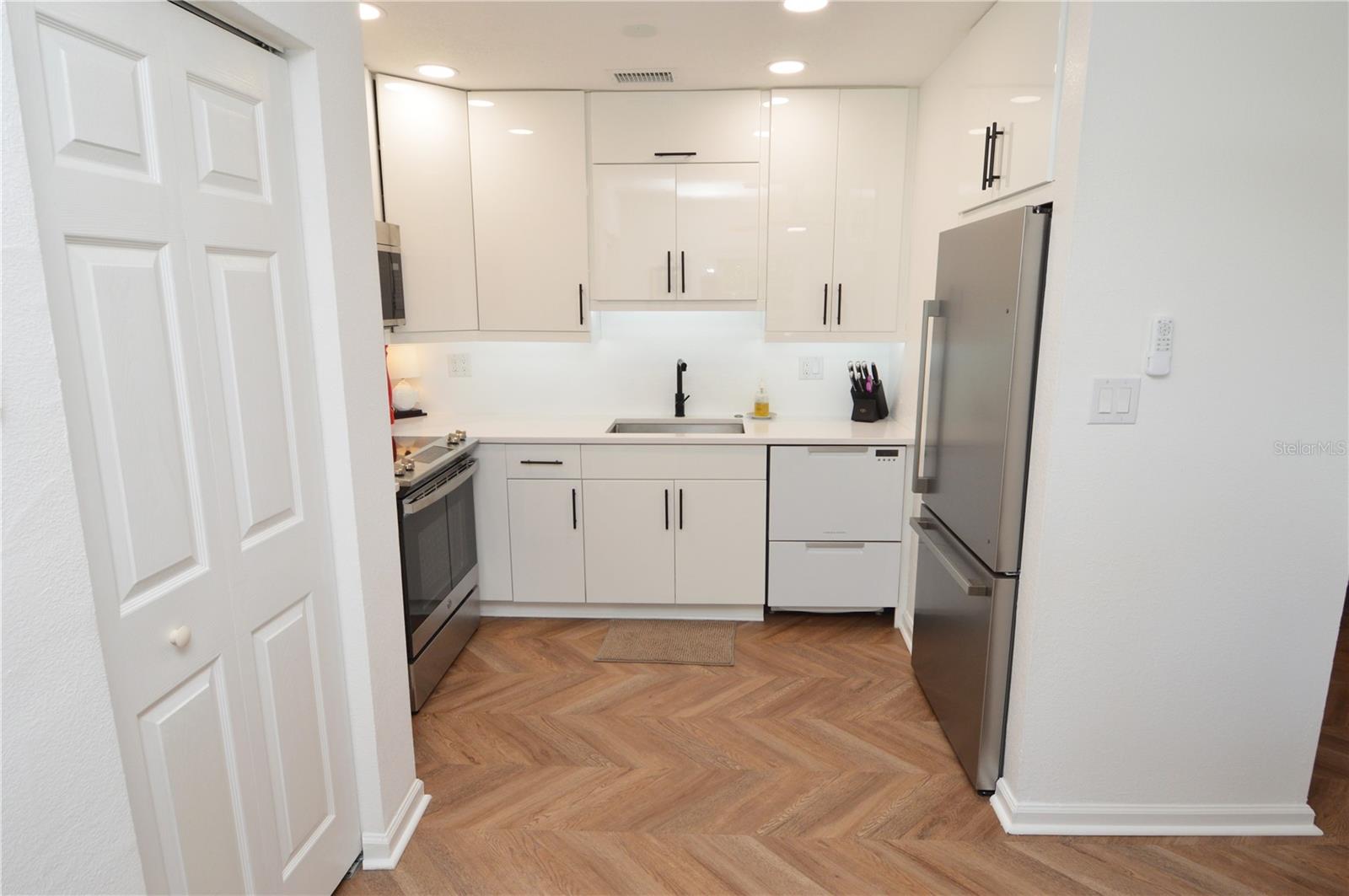 5048 Beach Dr Se #f Property Photo 10