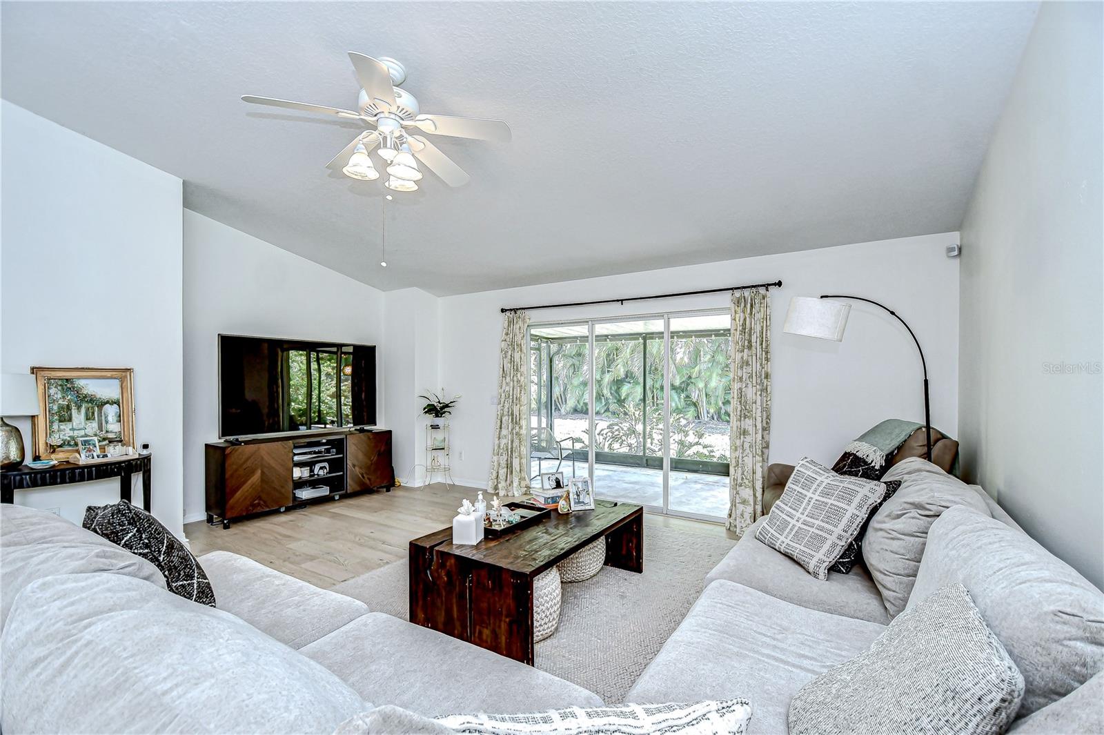 7107 Colonial Lake Dr Property Photo 12