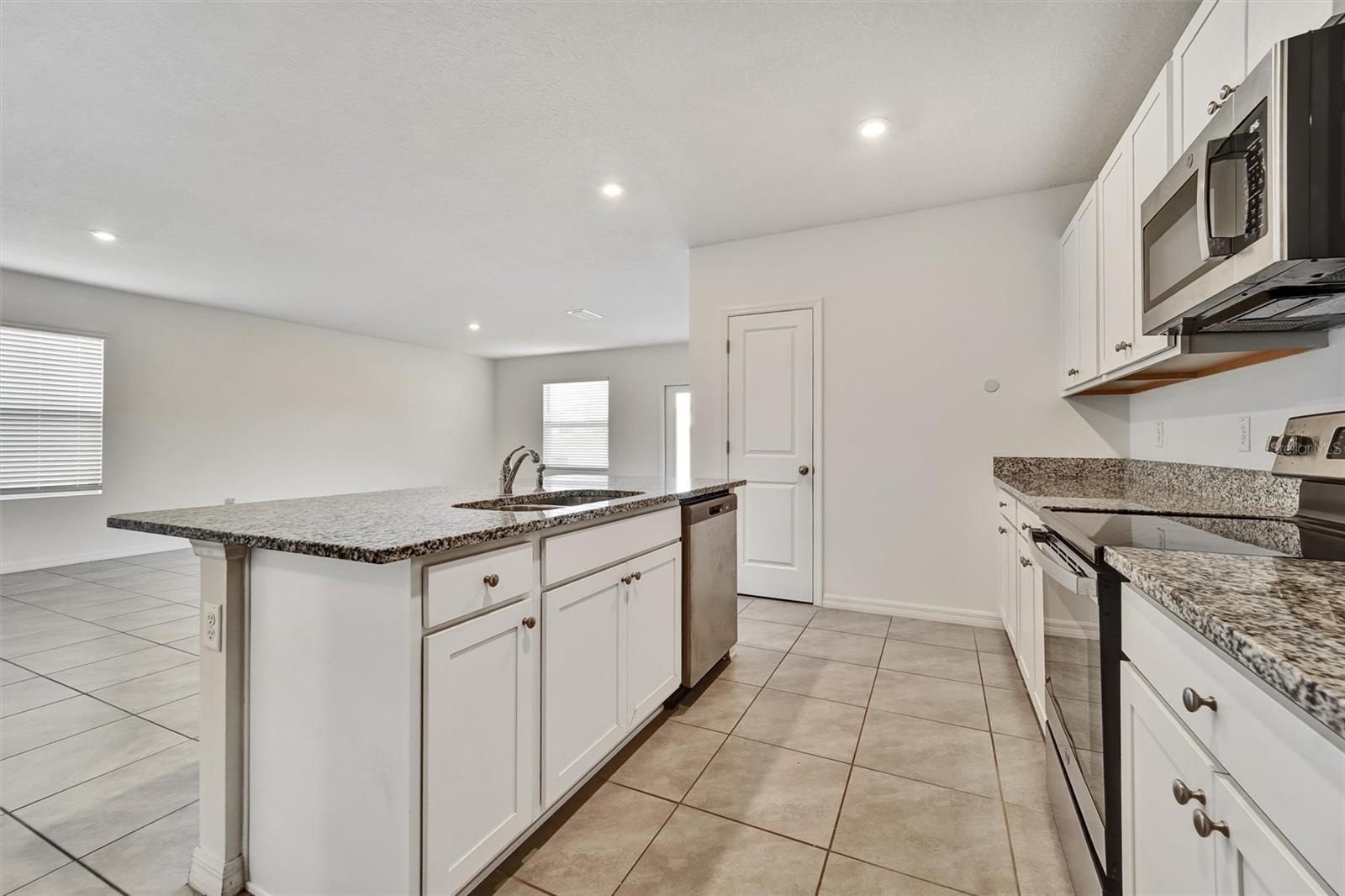 6785 Branham Mill Ct Property Photo 5