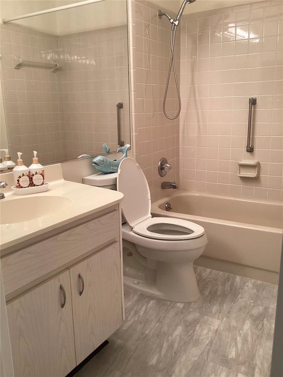 2512 Lancaster Dr #2512 Property Photo 4