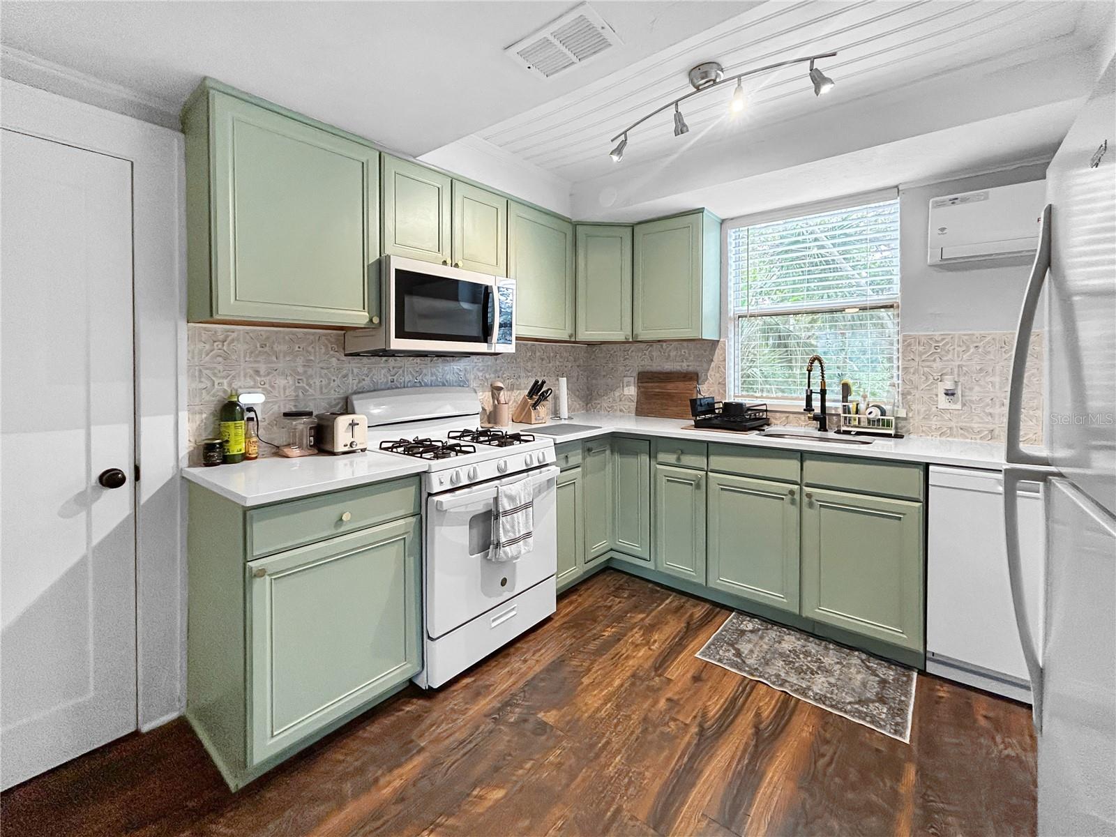 TB8481729 Property Photo 8