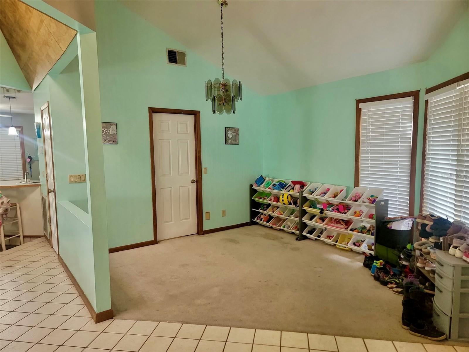 585 E Foresthill Pl Property Photo 3