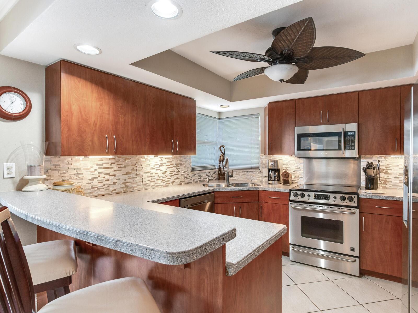 210 Dolphin Pt #b Property Photo 9