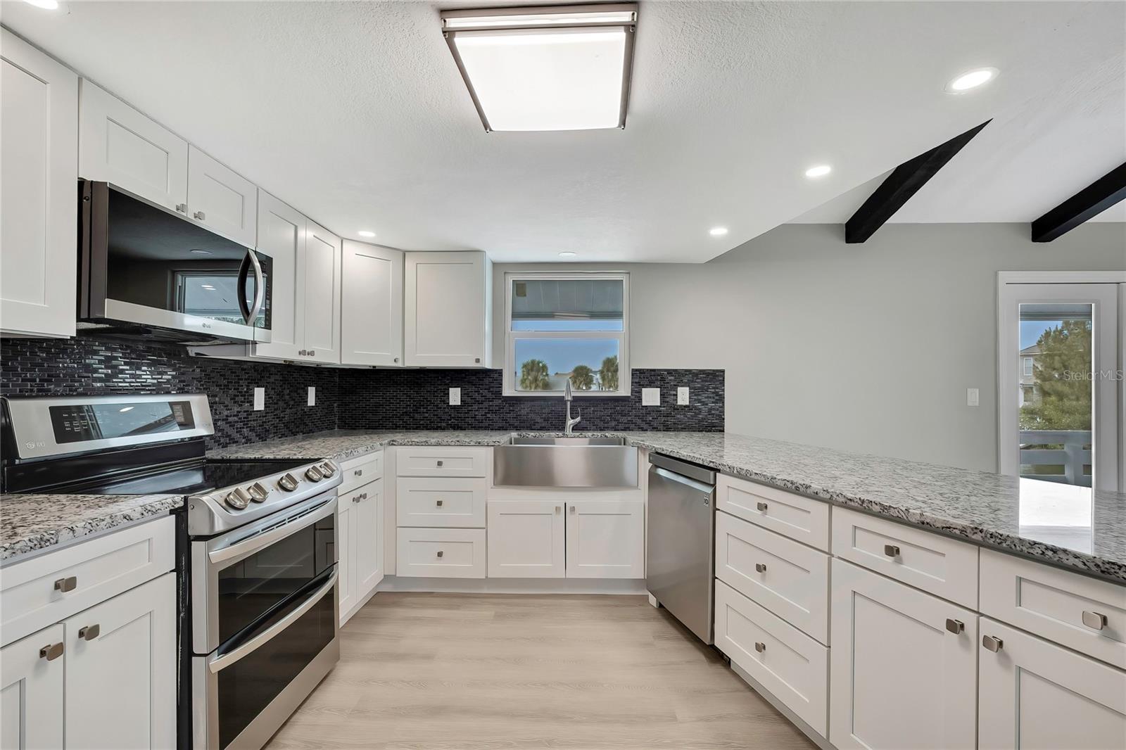 6703 Seaview Blvd Property Photo 15