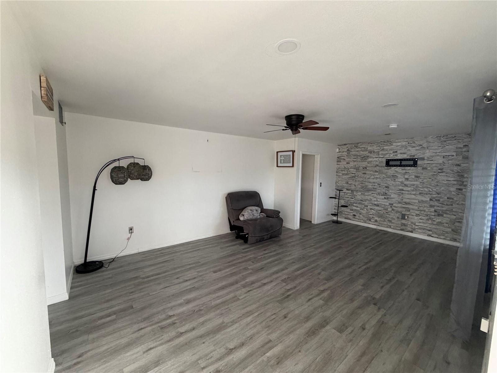 1205 Hacienda Dr Property Photo 3