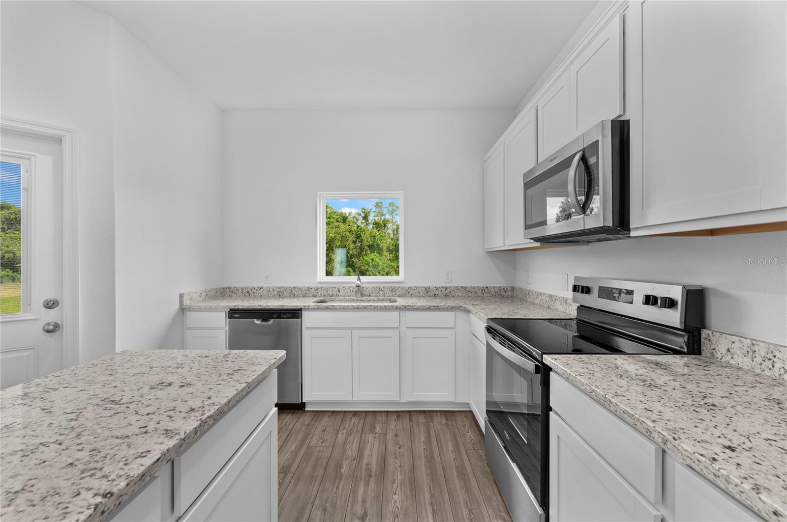 576 Bay Leaf Dr Property Photo 4