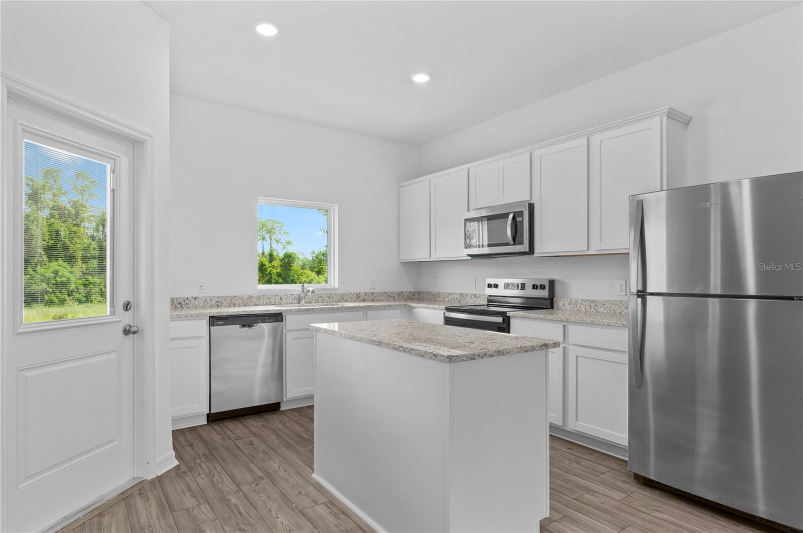 560 Bay Leaf Dr Property Photo 3