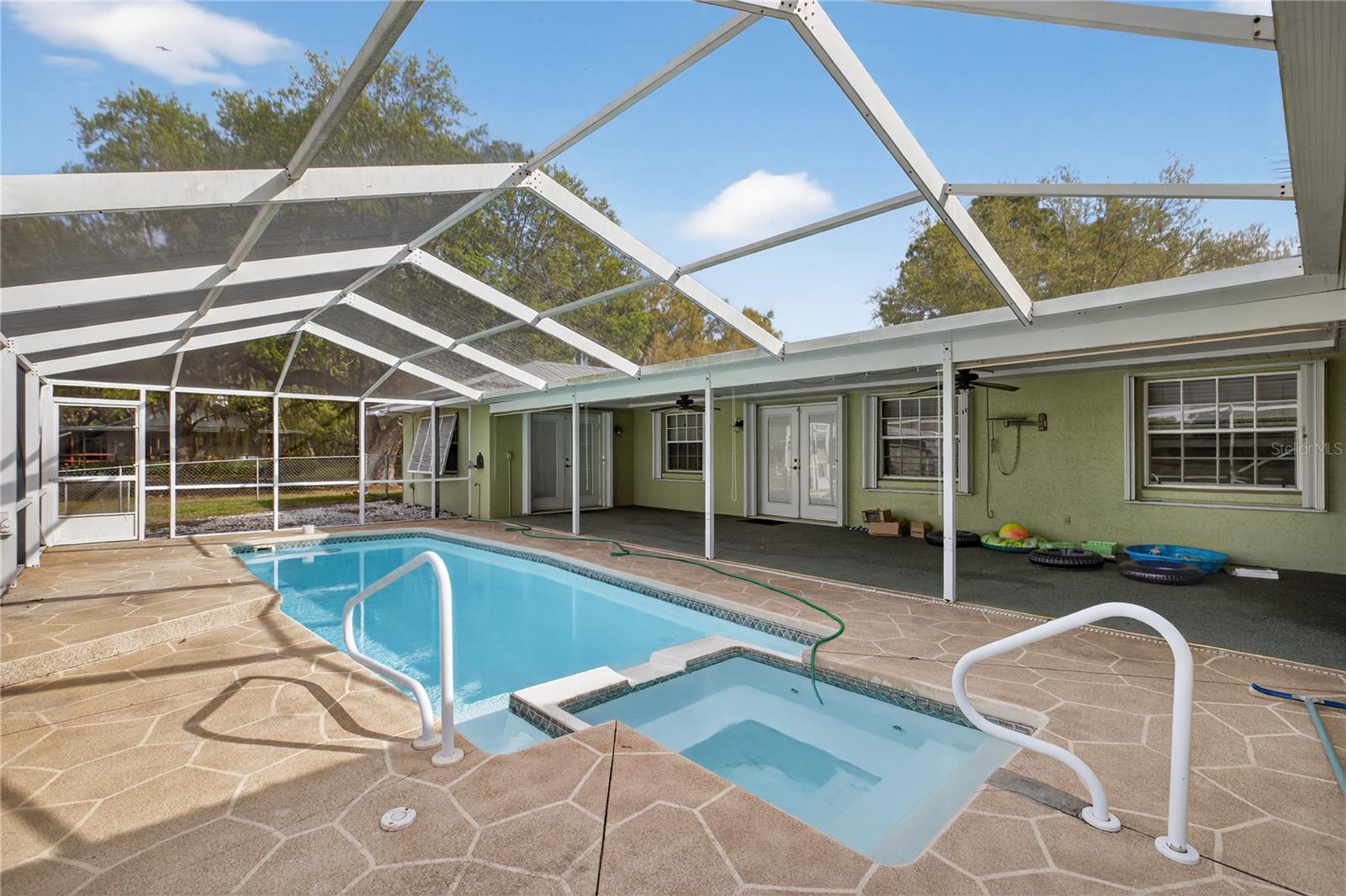 2065 Oak Beach Blvd Property Photo 2