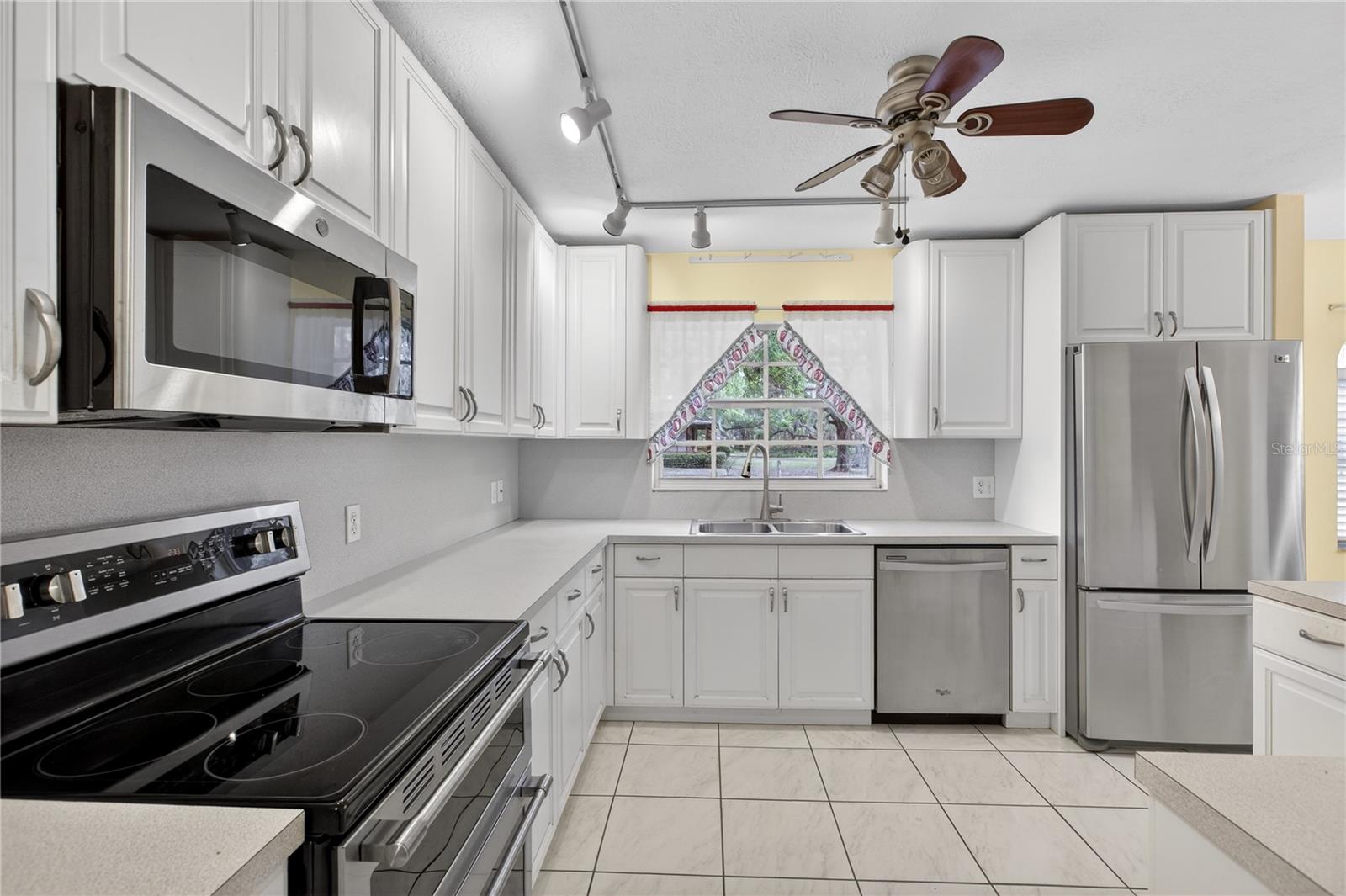 2065 Oak Beach Blvd Property Photo 4
