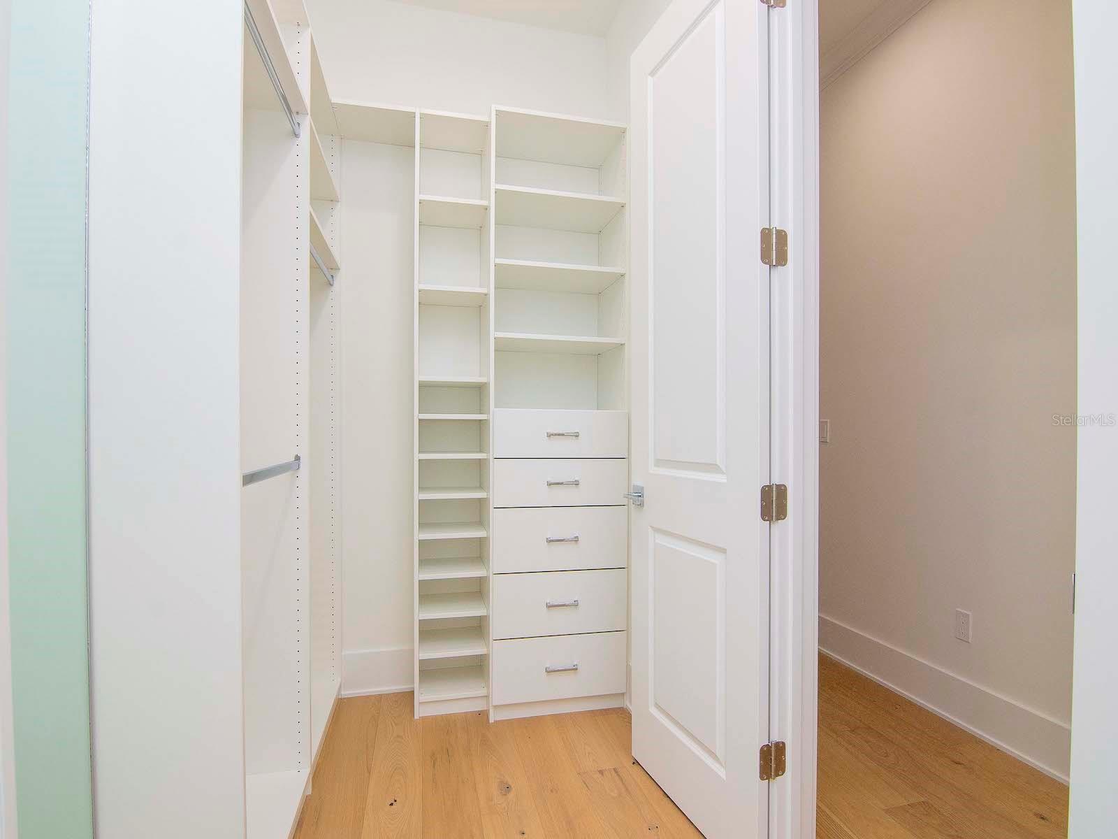 654 Geneva Pl Property Photo 27