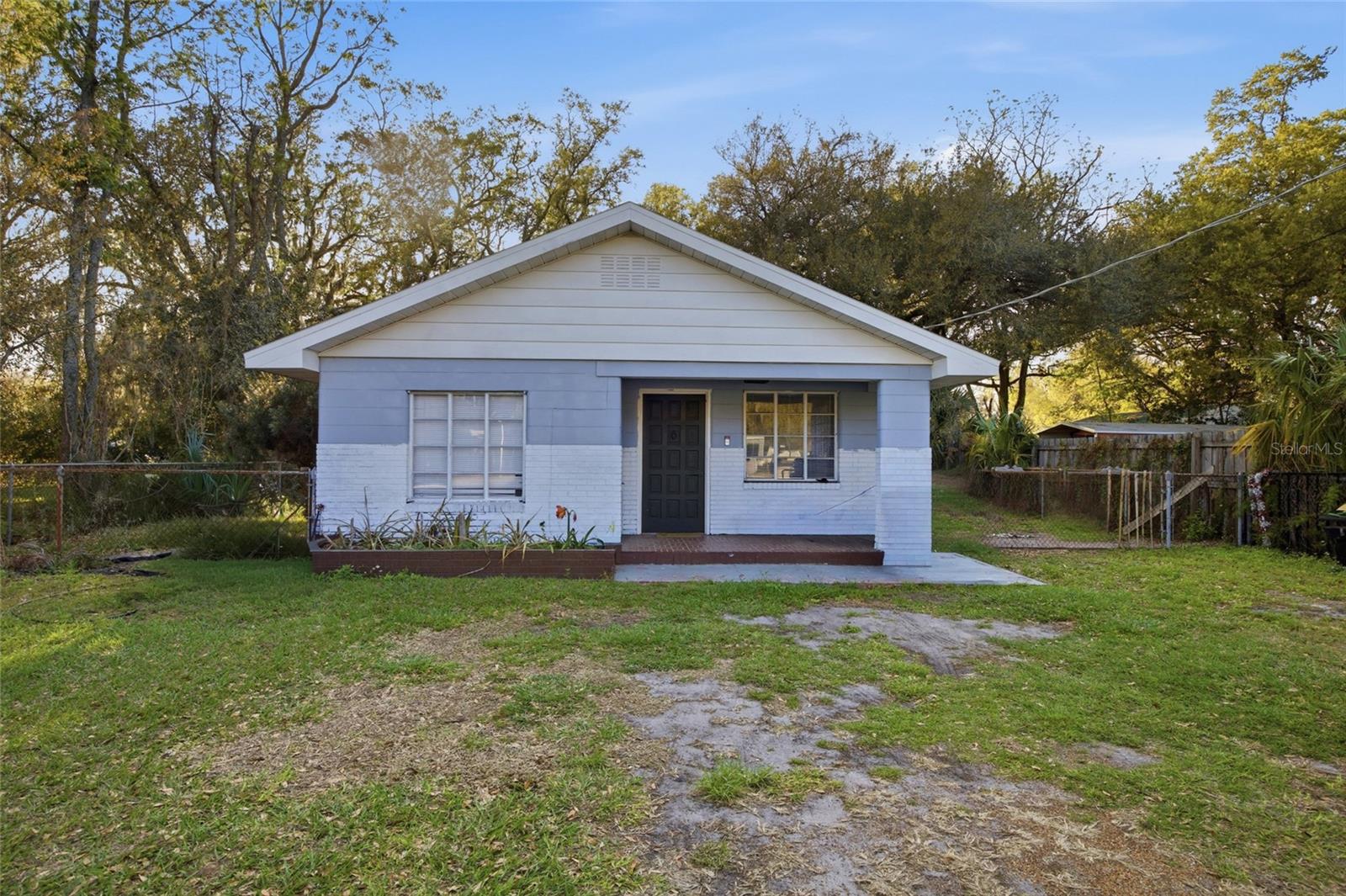 907 Center St Property Photo 1