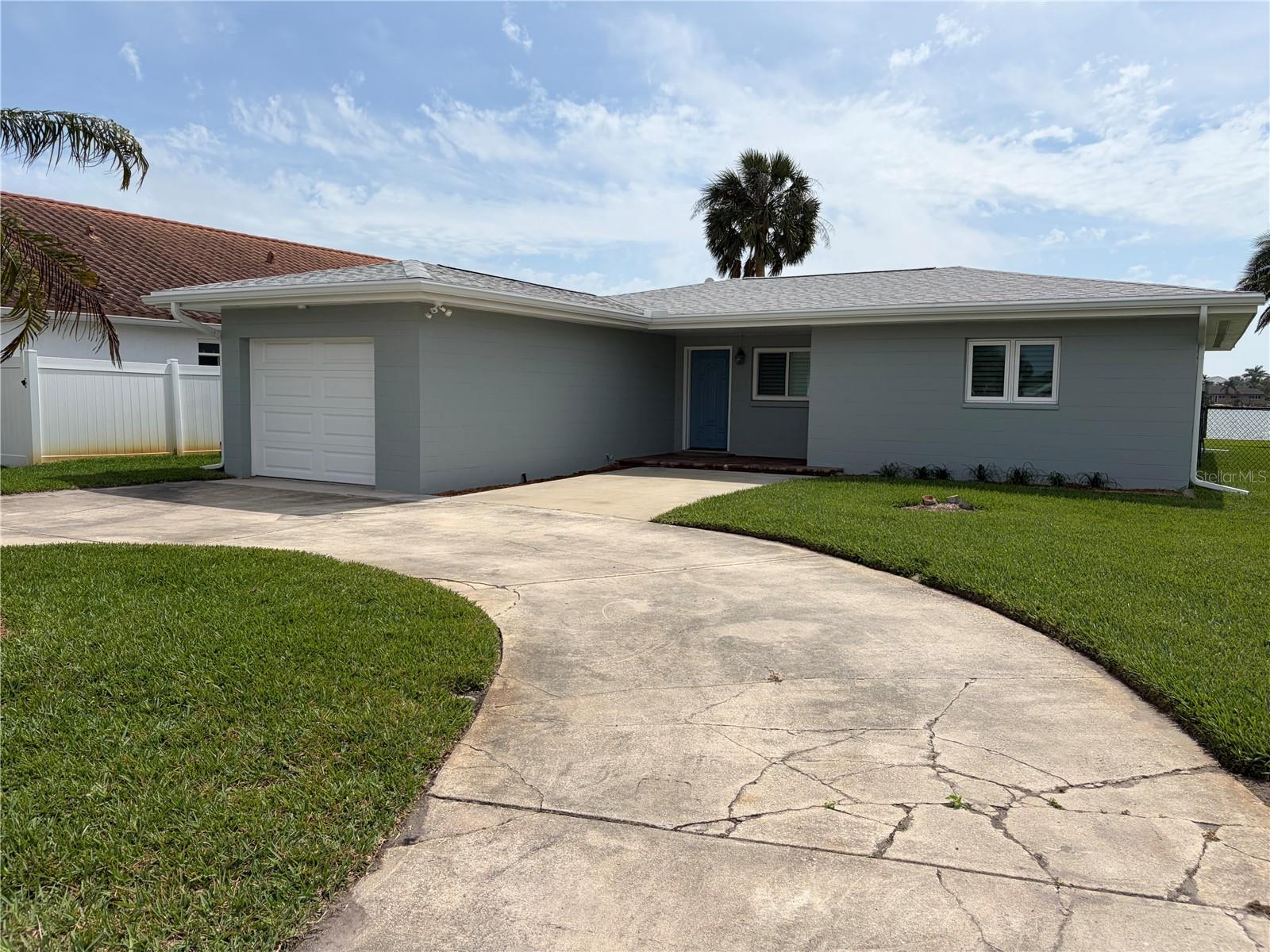 17045 Dolphin Dr Property Photo 2