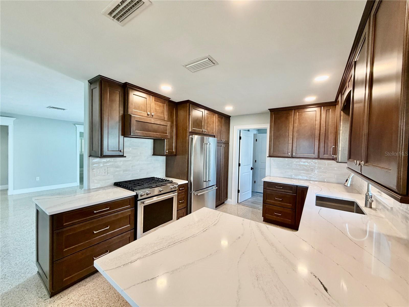17045 Dolphin Dr Property Photo 9