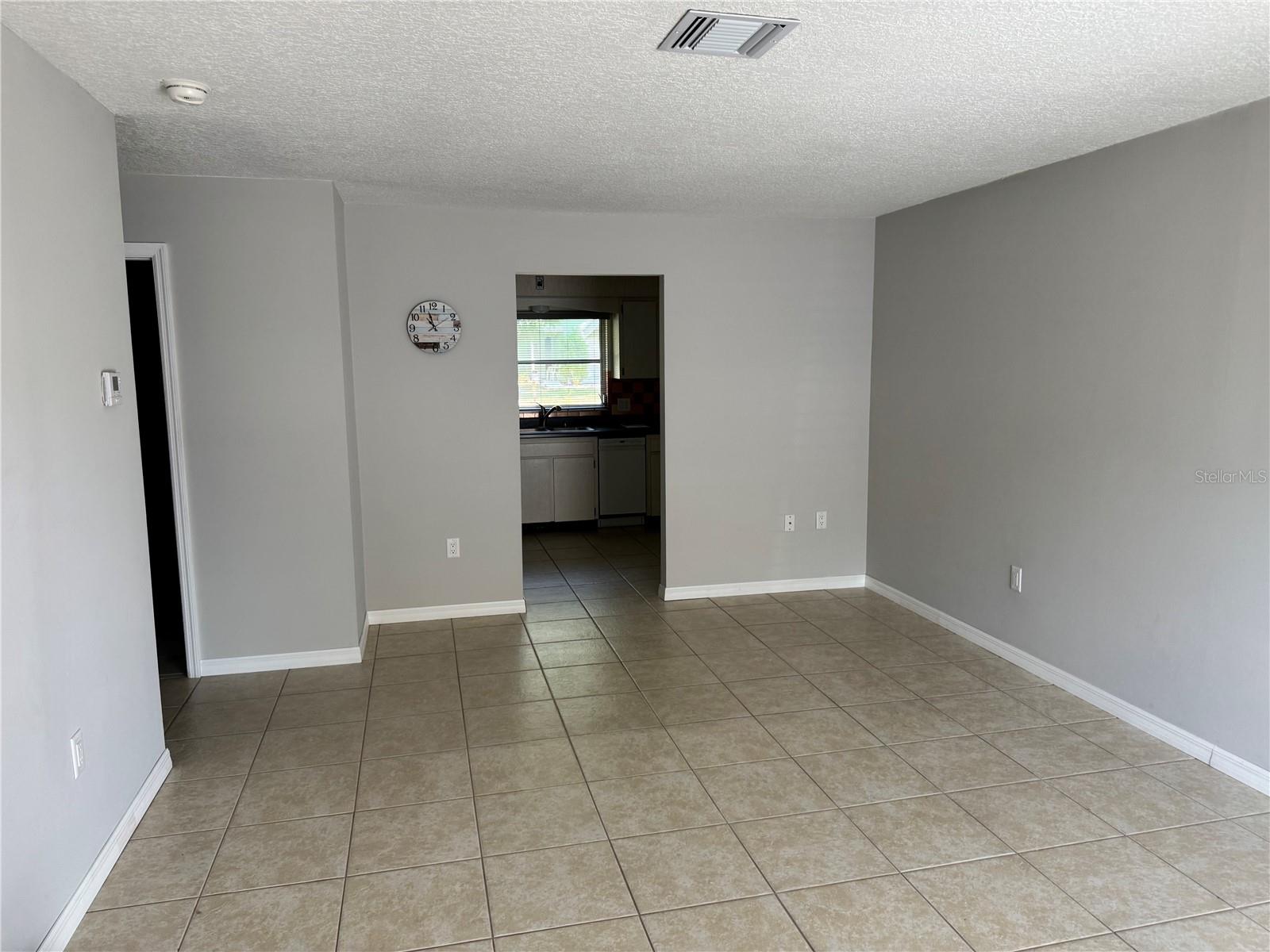 852 Oxford Ct Property Photo 3