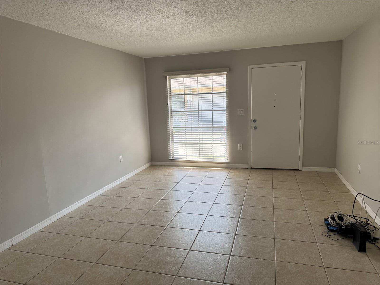 852 Oxford Ct Property Photo 4