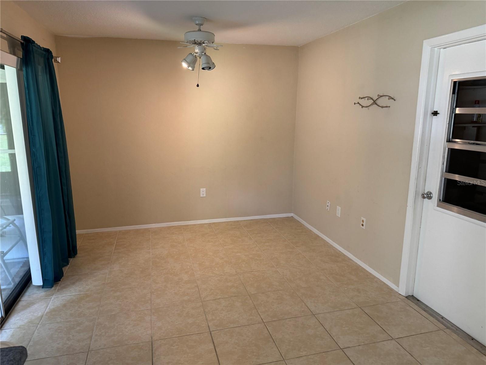852 Oxford Ct Property Photo 8