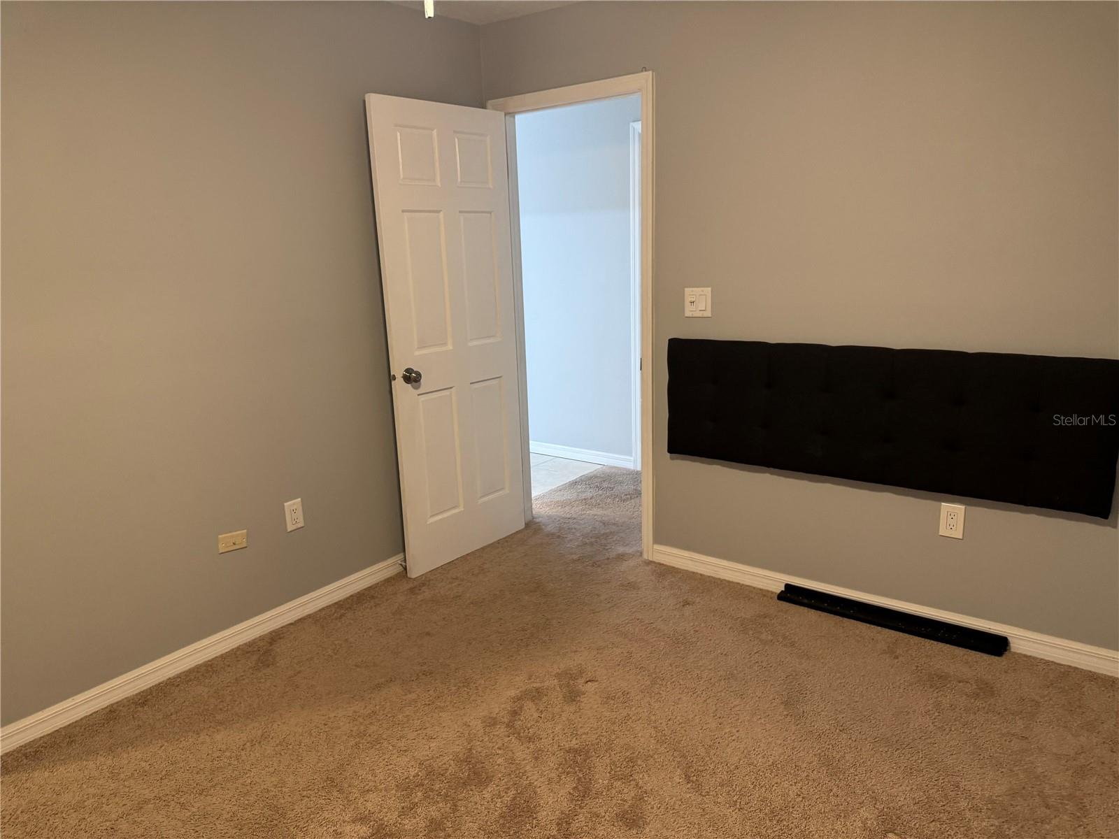 852 Oxford Ct Property Photo 14