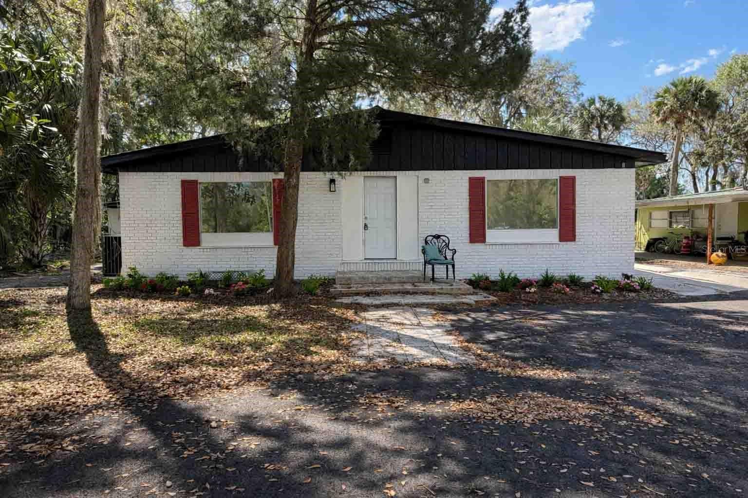 502 Nw Crystal St Property Photo 3