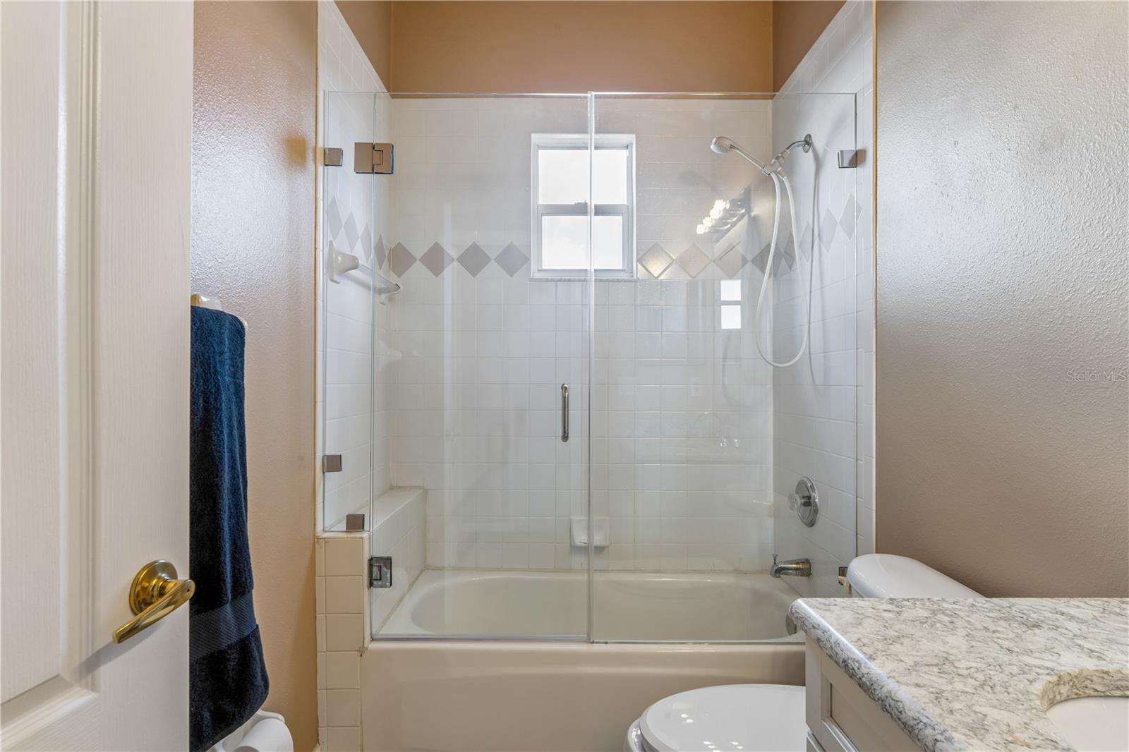 402 Shore Dr W Property Photo 35