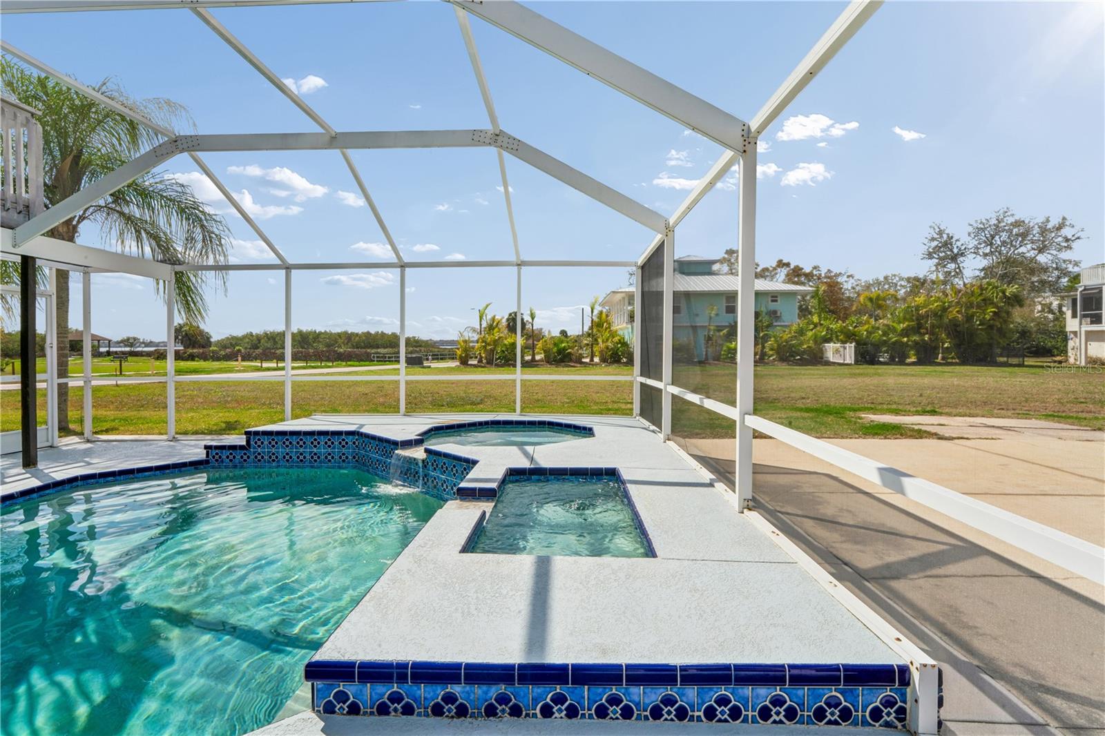 402 Shore Dr W Property Photo 39