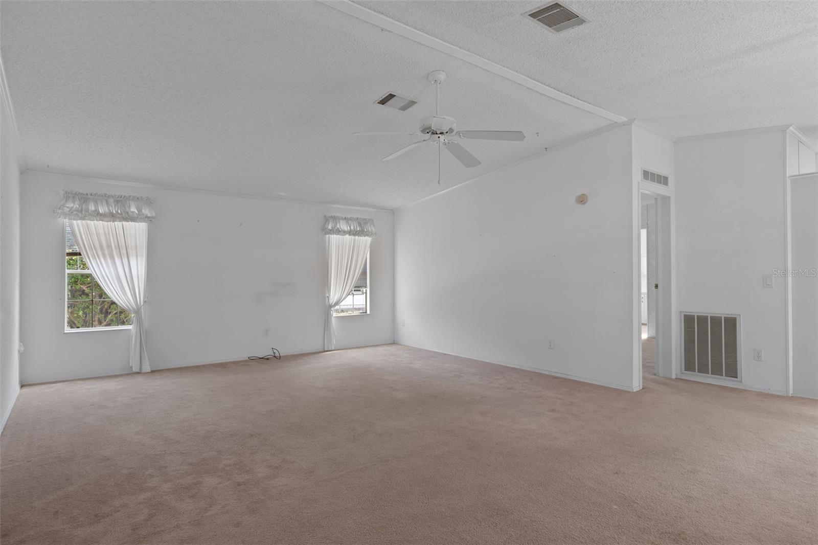 7482 Dinsmore St Property Photo 6