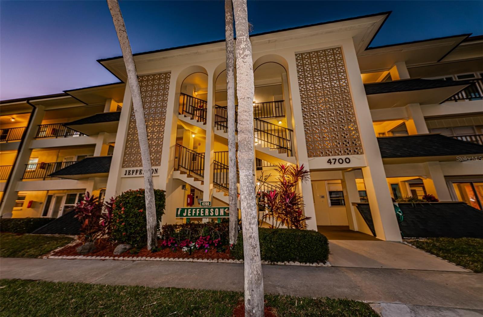 4700 COVE CIR #110