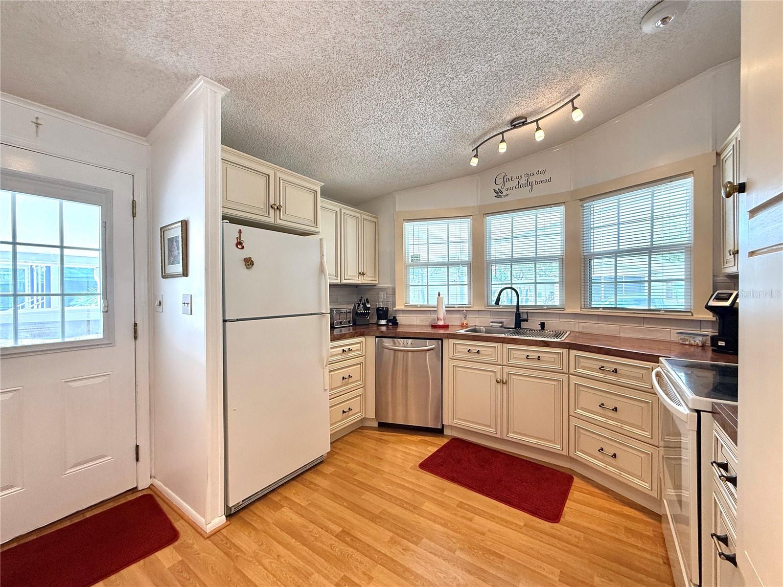 101 Saint George Ct Property Photo 6