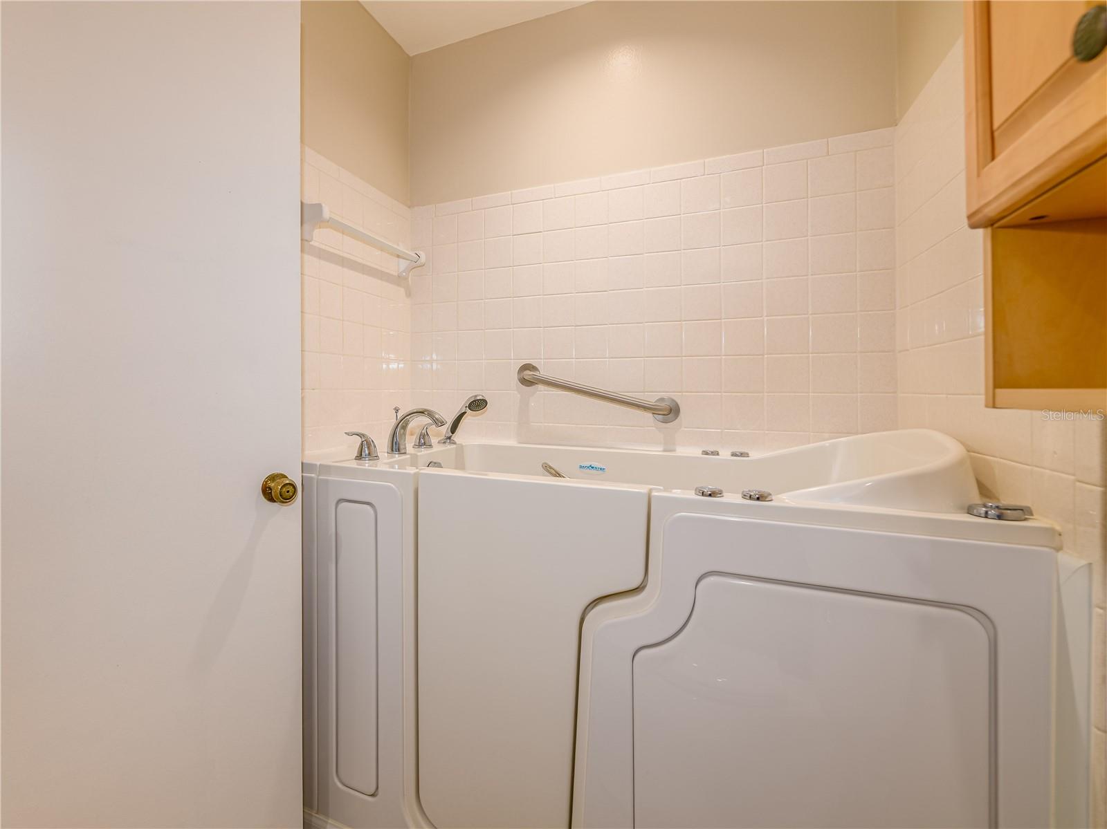 907 Hillside Ter Property Photo 28