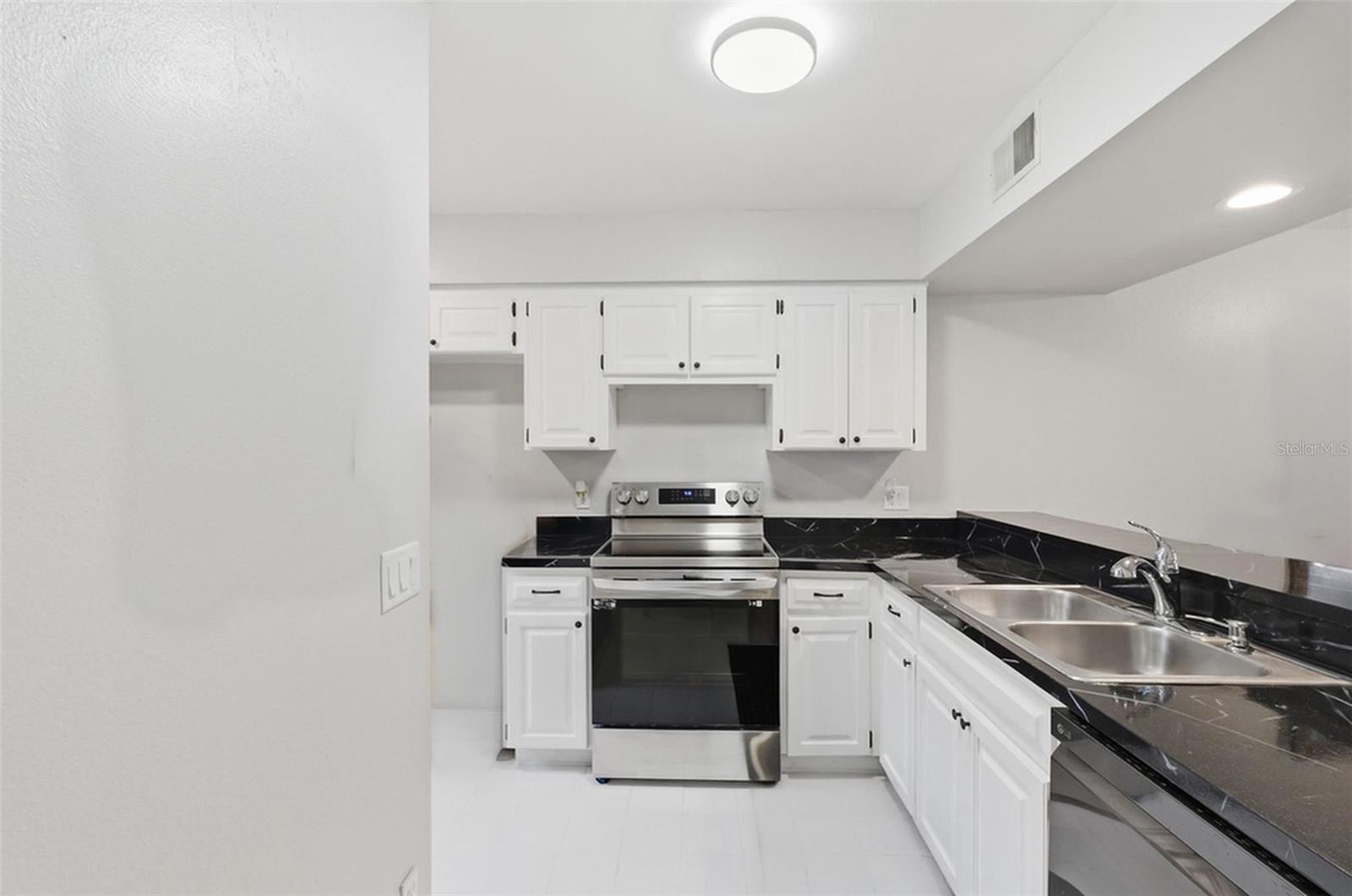 16143 Rambling Vine Dr E Property Photo 8