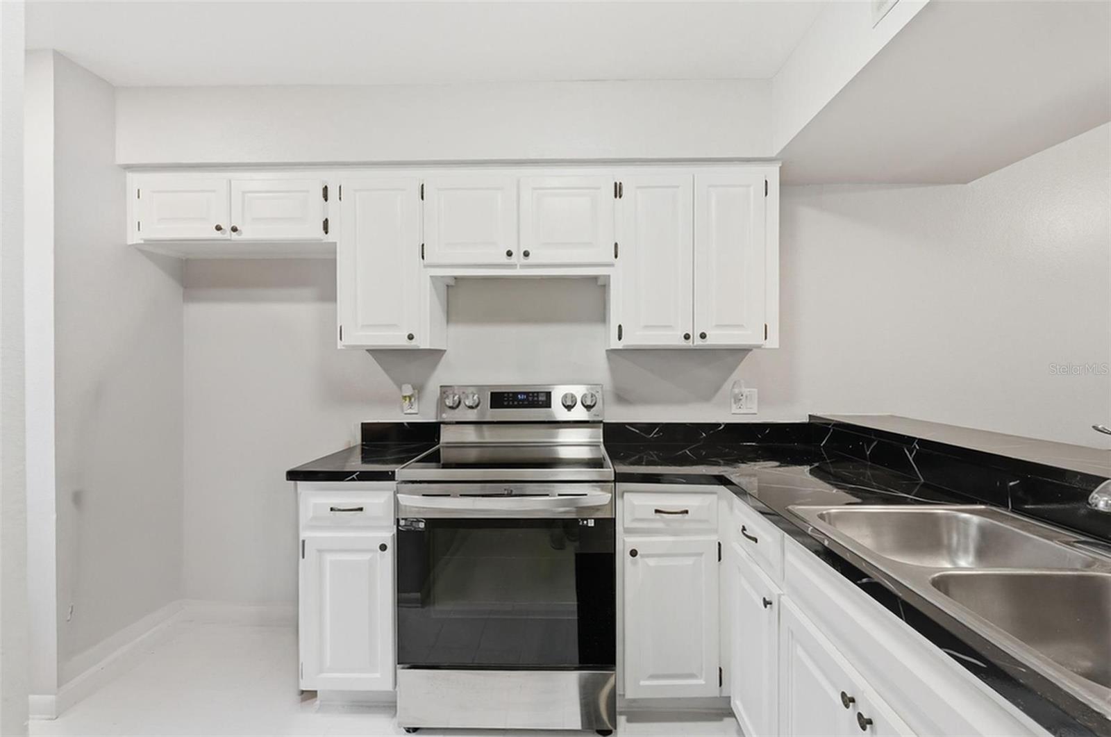 16143 Rambling Vine Dr E Property Photo 10