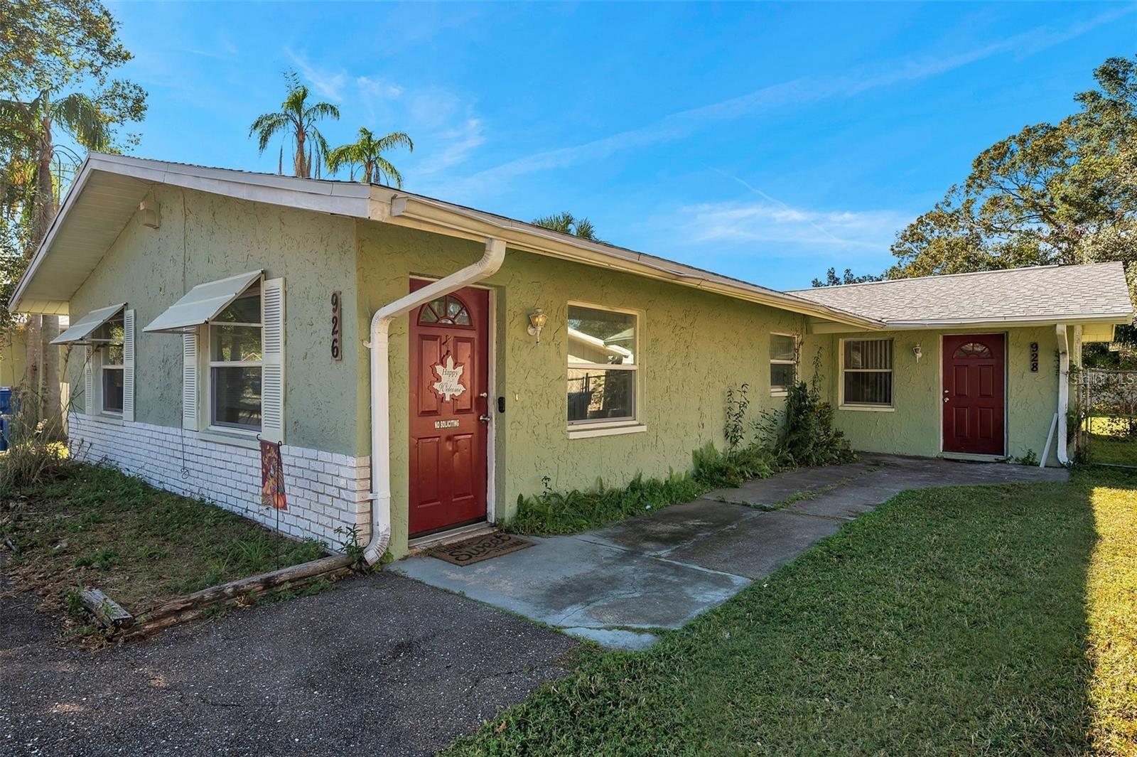 926 Lake Palms Dr Property Photo 1