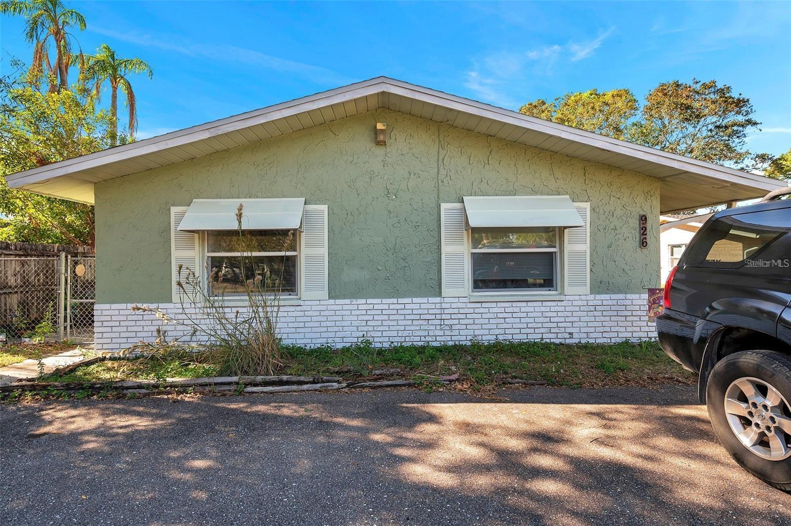 926 Lake Palms Dr Property Photo 2