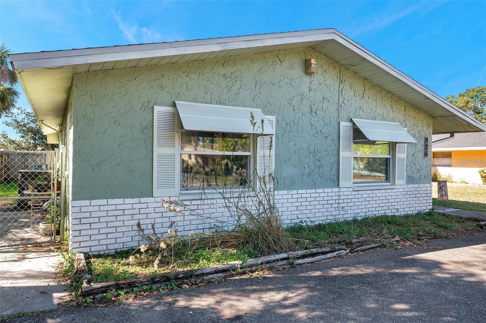 926 Lake Palms Dr Property Photo 3