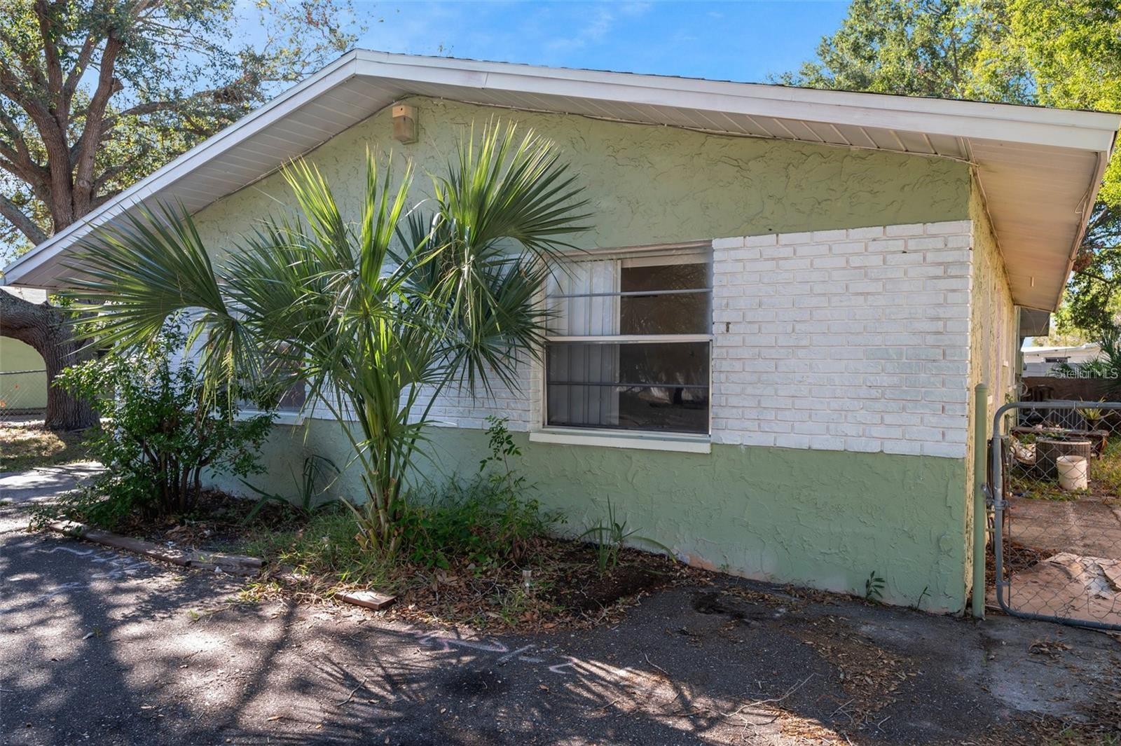 914 Lake Palms Dr Property Photo 1