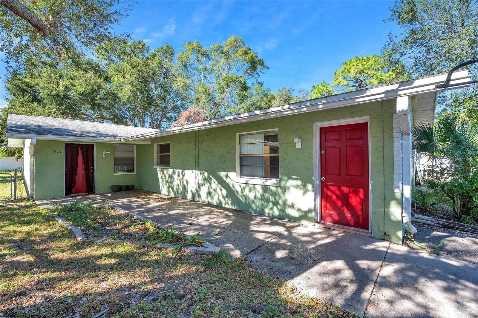 914 Lake Palms Dr Property Photo 2