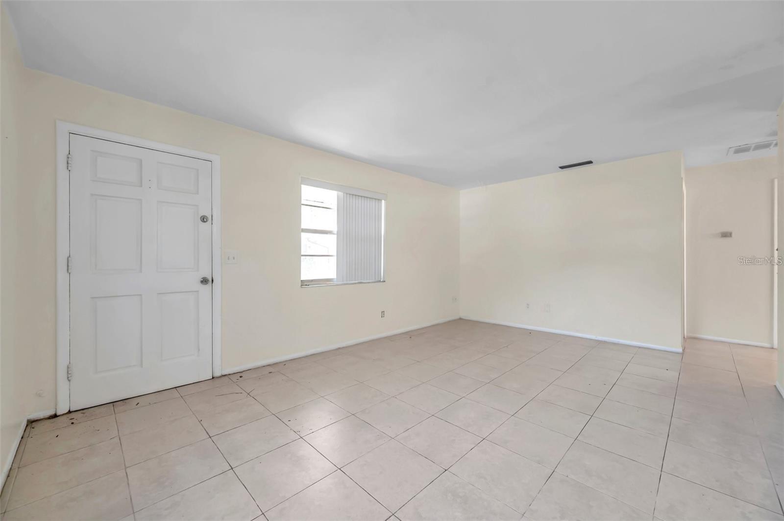 914 Lake Palms Dr Property Photo 5