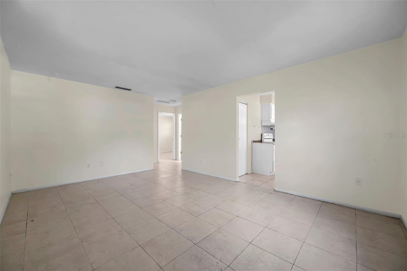 914 Lake Palms Dr Property Photo 9