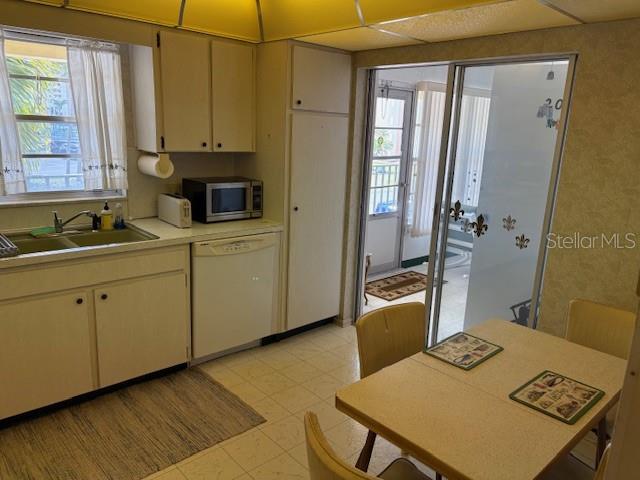 4700 Cove Cir #203 Property Photo 3