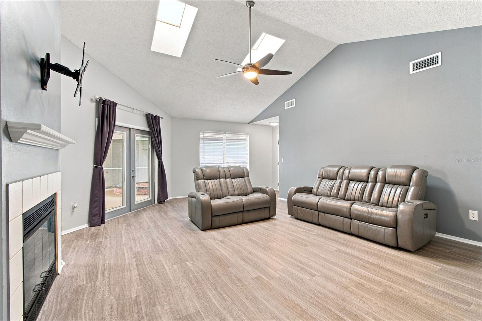 7123 Silvermill Dr Property Photo 17