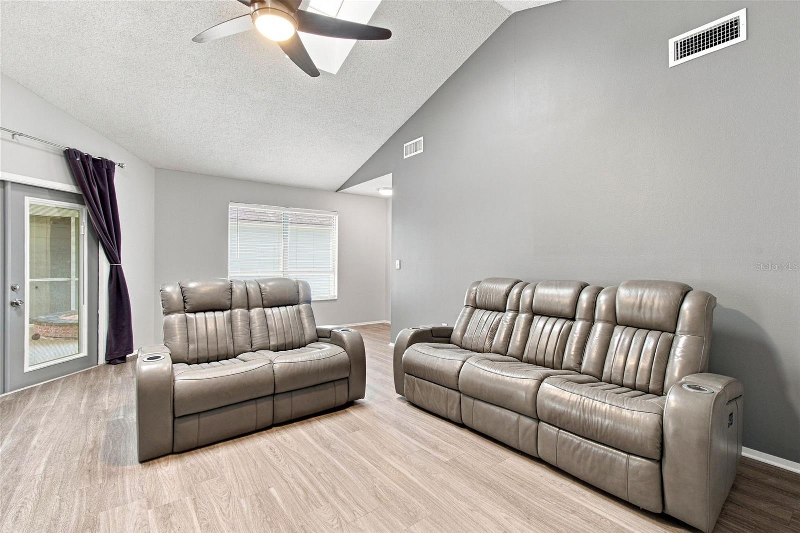 7123 Silvermill Dr Property Photo 19