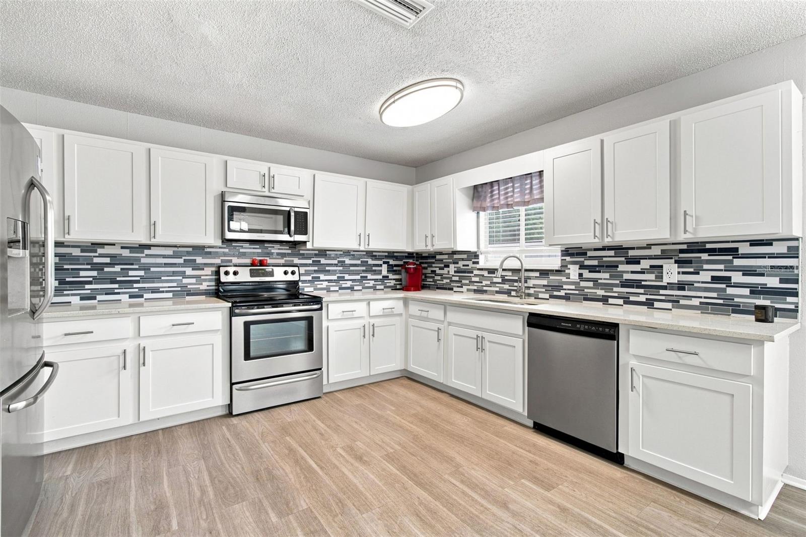 7123 Silvermill Dr Property Photo 21