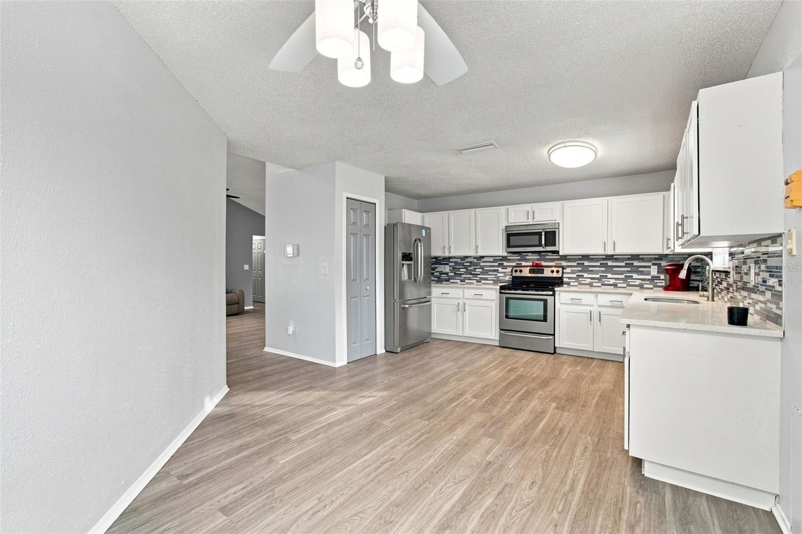 7123 Silvermill Dr Property Photo 29