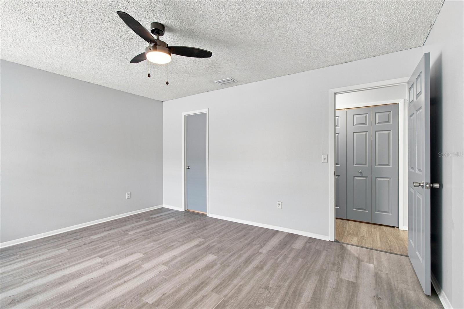 7123 Silvermill Dr Property Photo 33