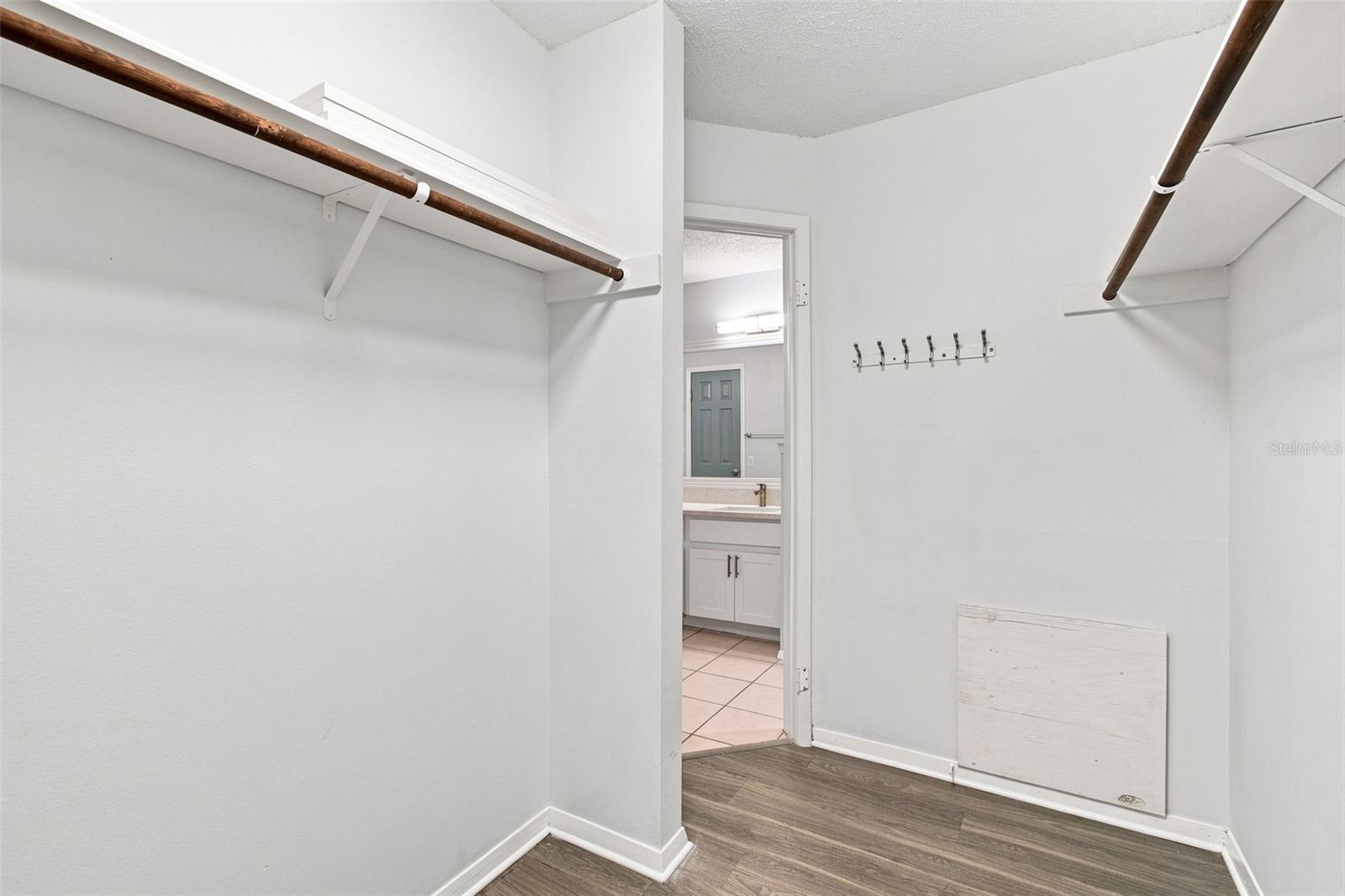 7123 Silvermill Dr Property Photo 38
